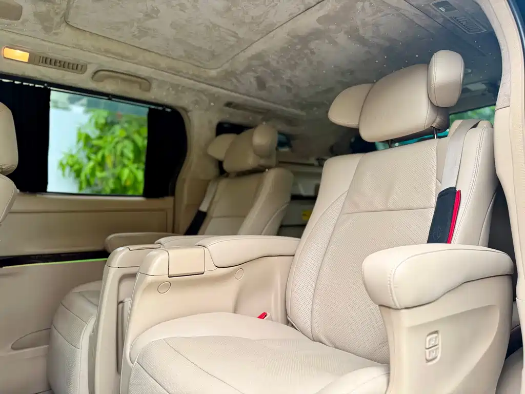 Toyota Alphard — миниатюра 5