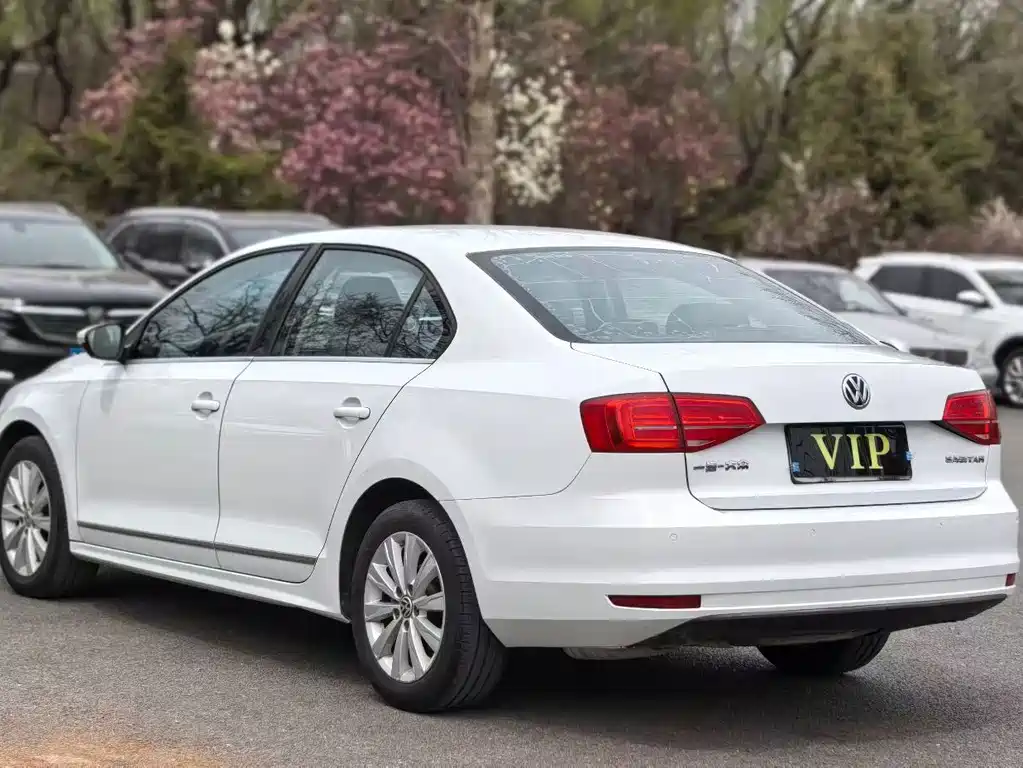 Volkswagen Sagitar 2015 1.6L AT Comfort