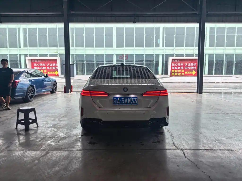 BMW 5 Series — миниатюра 7