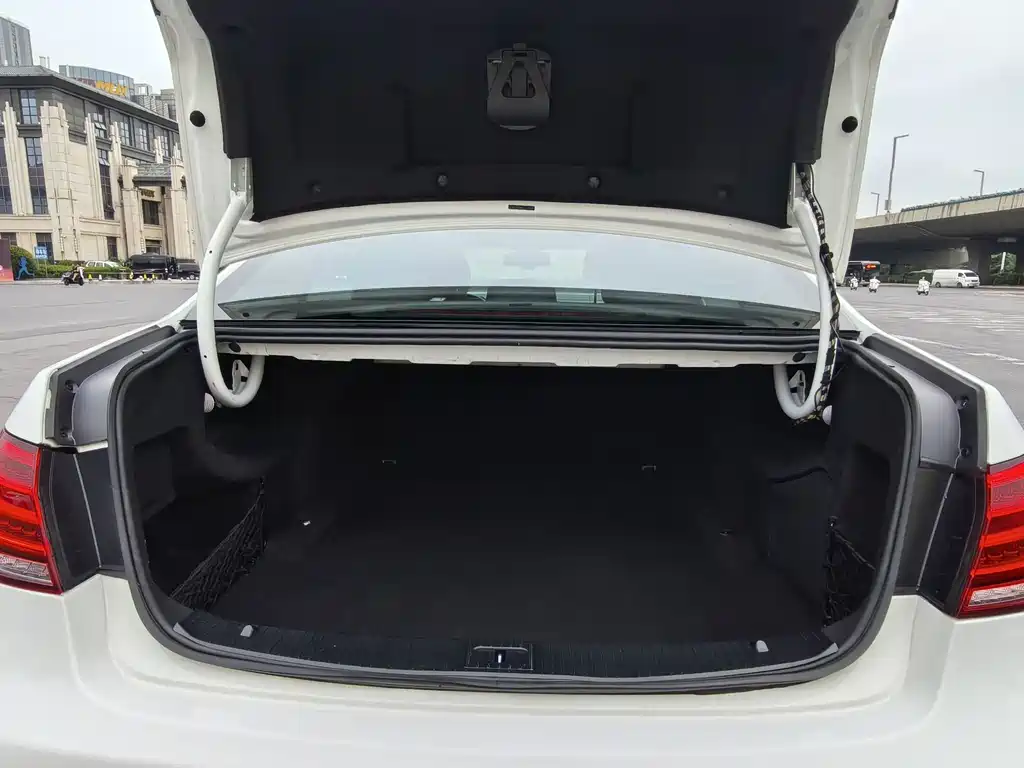 Mercedes-Benz E-Class — миниатюра 16