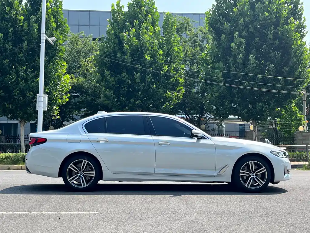 BMW 5 Series — миниатюра 4