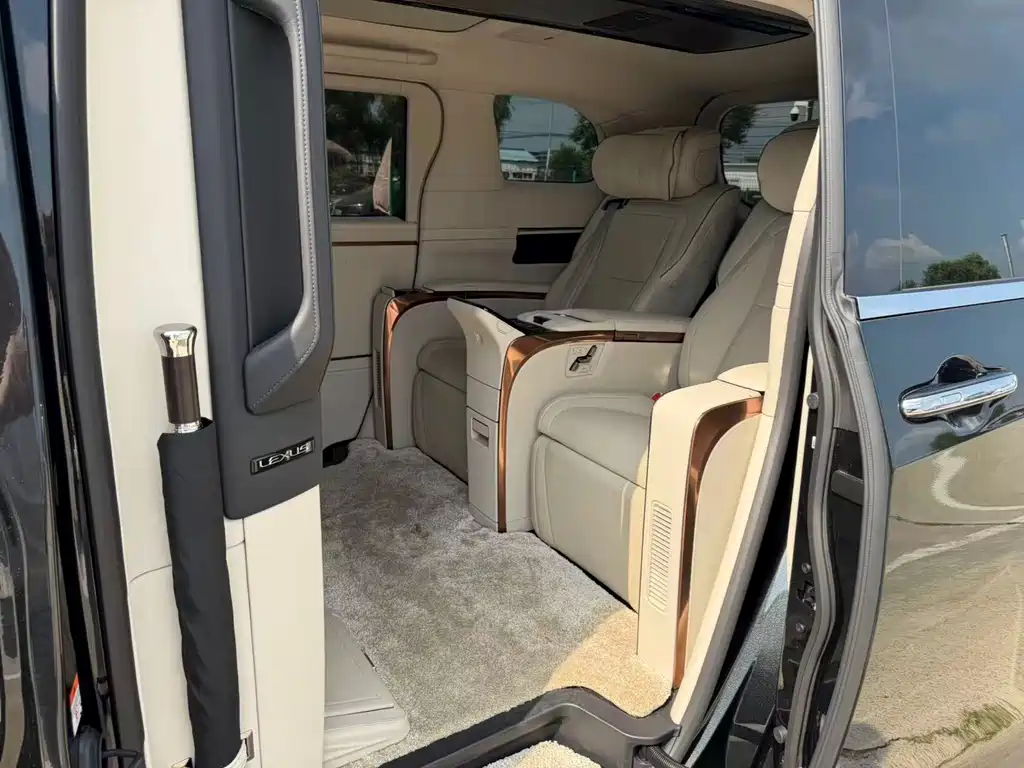 Lexus LM 500h 4-seat Royal World Edition, фото 6