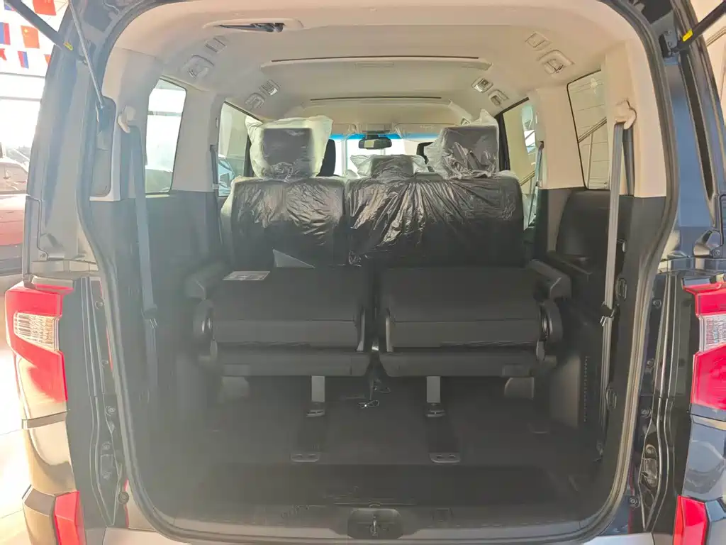 Mitsubishi Delica — миниатюра 6