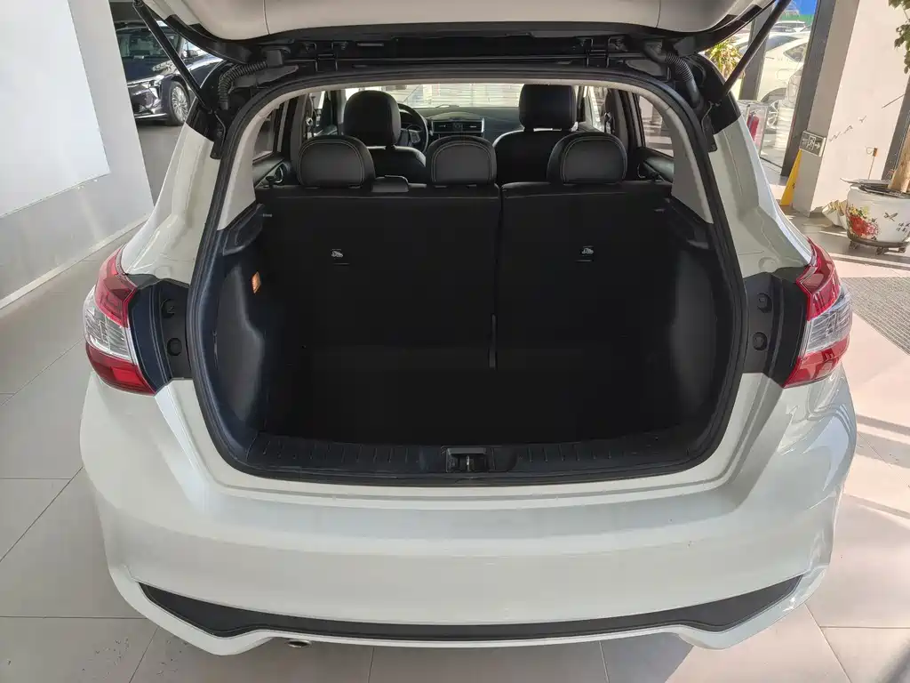 Nissan Tiida — миниатюра 15