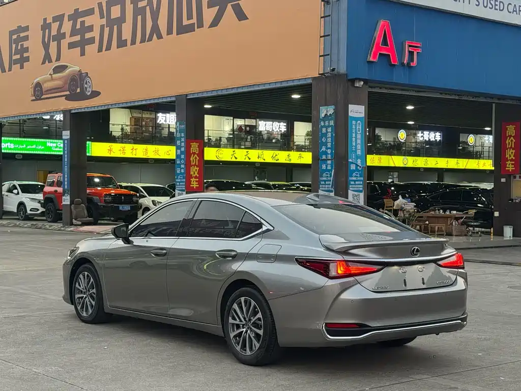 Lexus ES — миниатюра 12