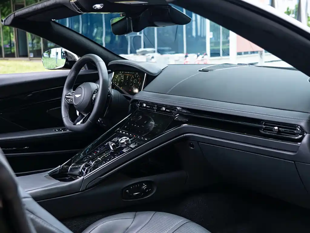 Aston Martin DB12 — миниатюра 27