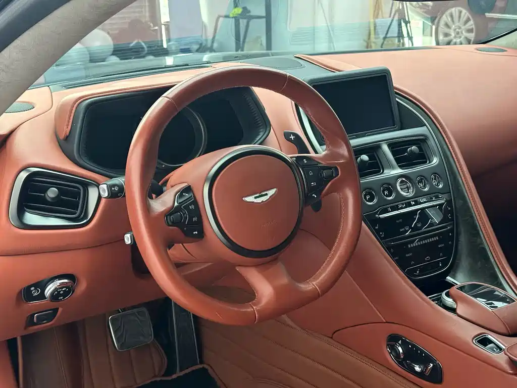 Aston Martin DB11 — миниатюра 26
