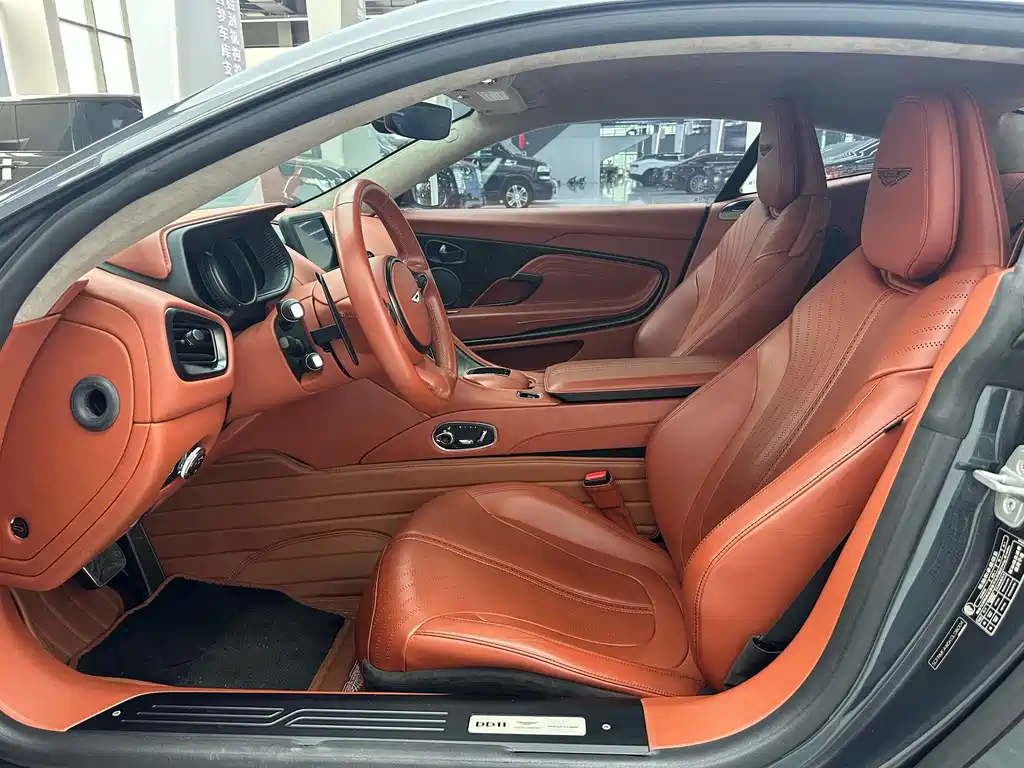 Aston Martin DB11 — миниатюра 19