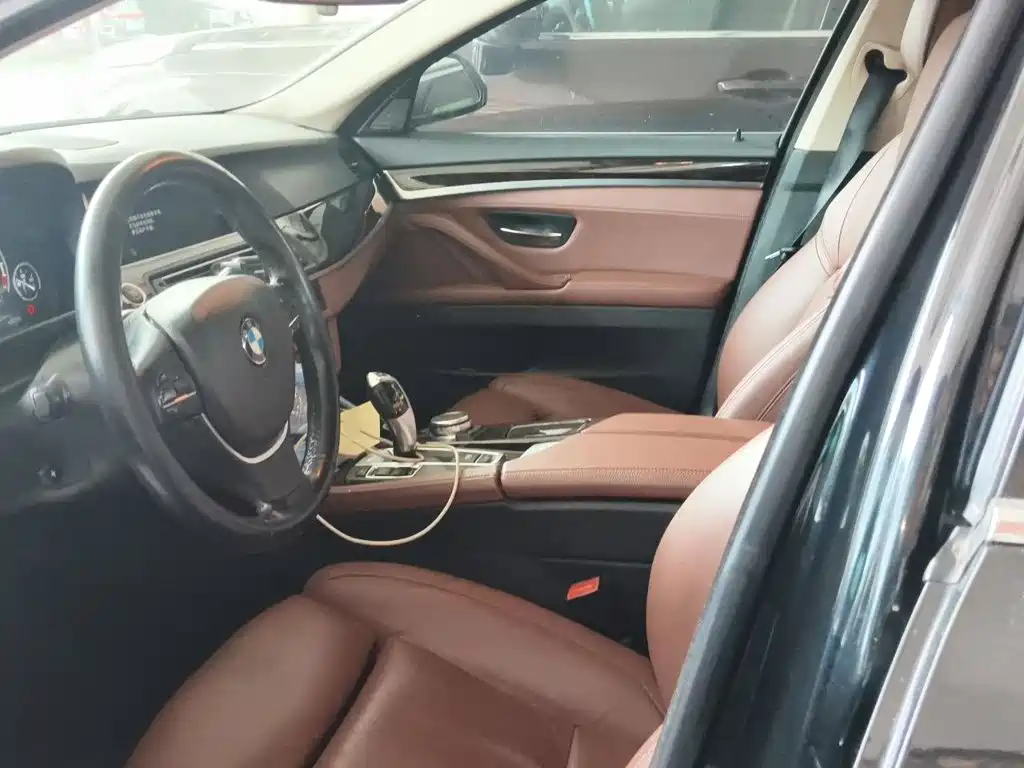 BMW 5 Series — миниатюра 8
