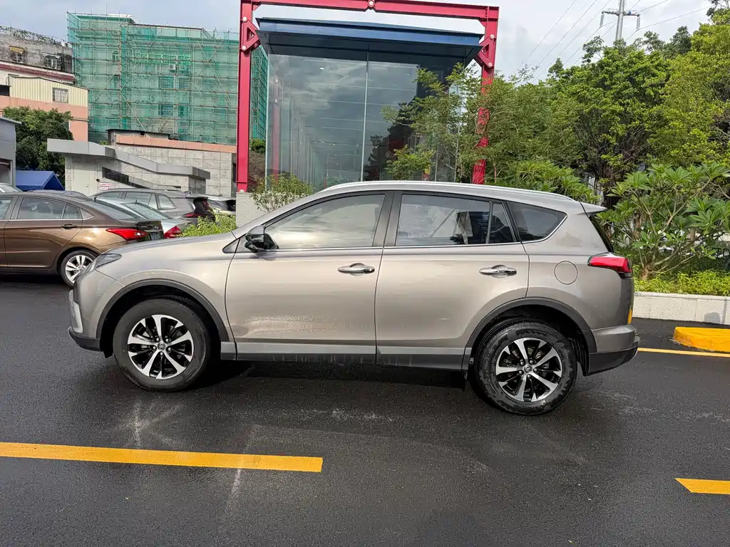 Toyota RAV4 — миниатюра 18