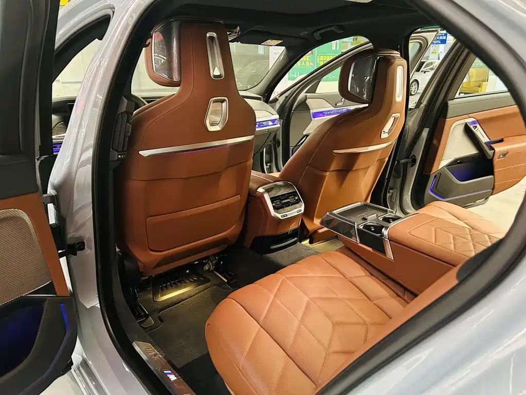 BMW 7 Series — миниатюра 11