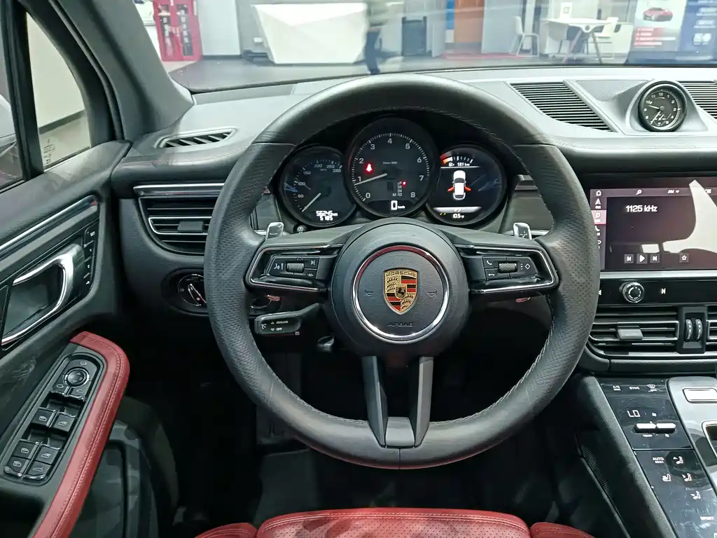 PORSCHE MACAN