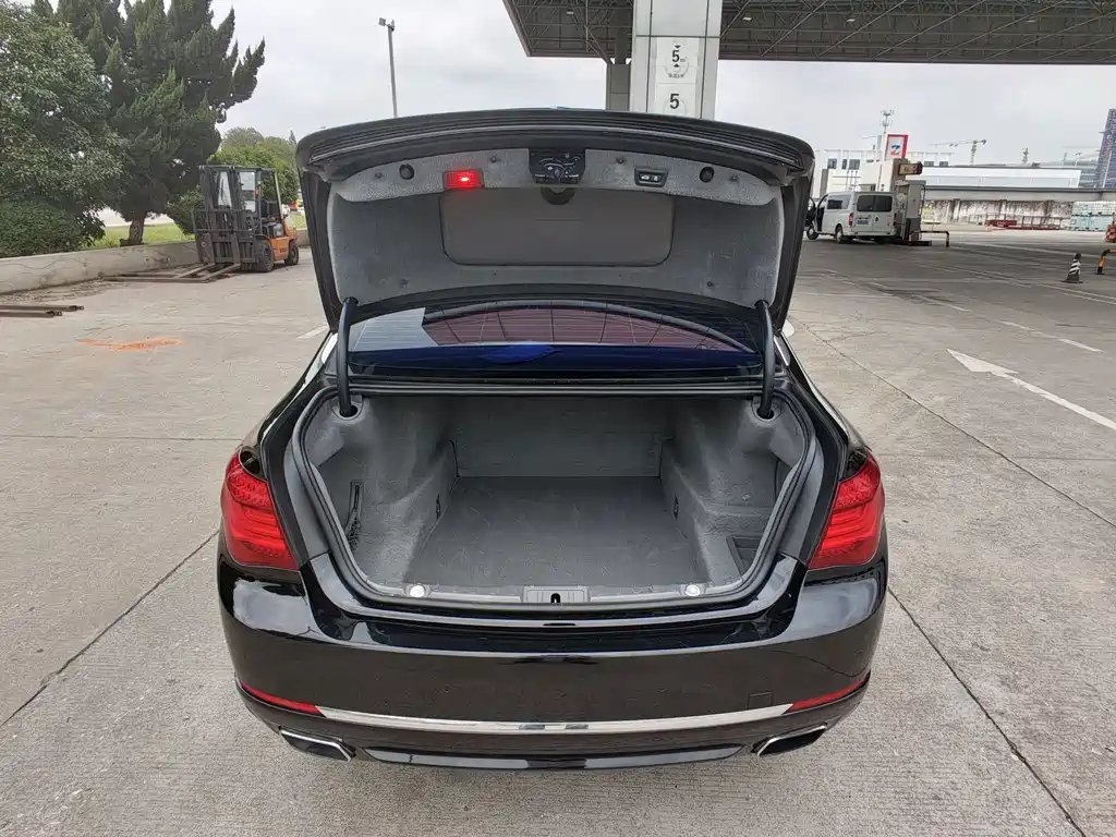 BMW 7 Series — миниатюра 8