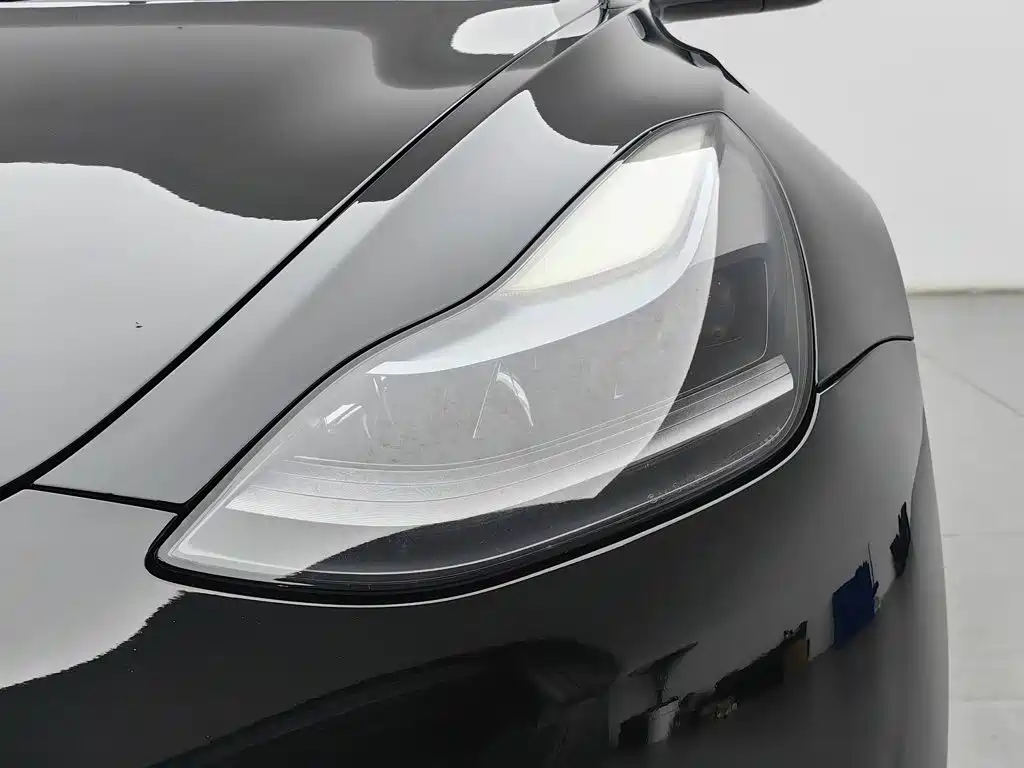 Tesla Model 3 — миниатюра 7