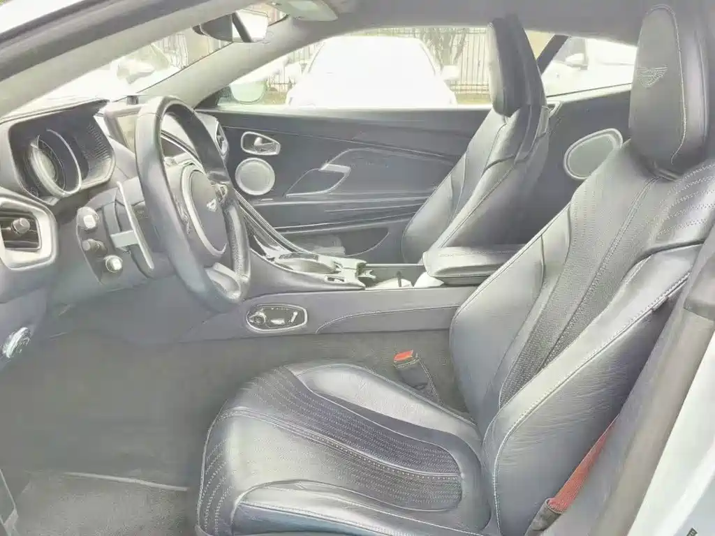 Aston Martin DB11 4.0T V8 Coupe, фото 8