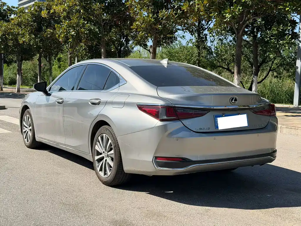Lexus ES — миниатюра 9