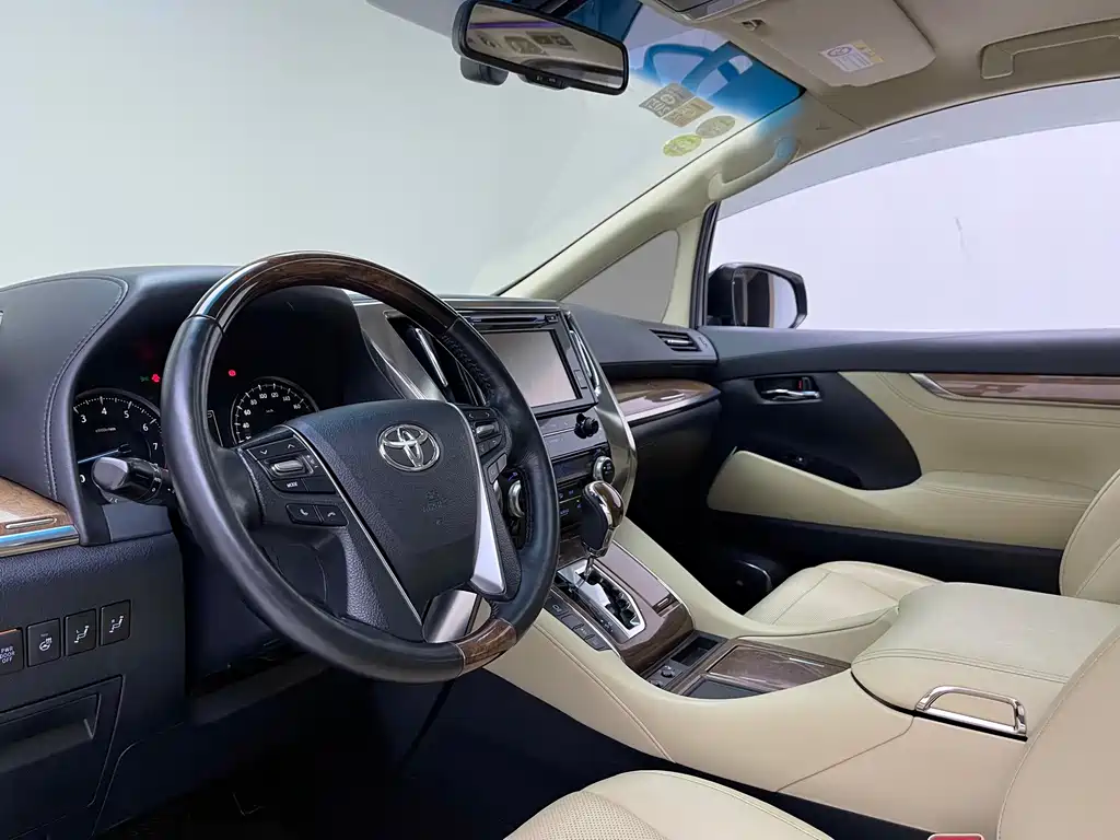 Toyota Alphard — миниатюра 4