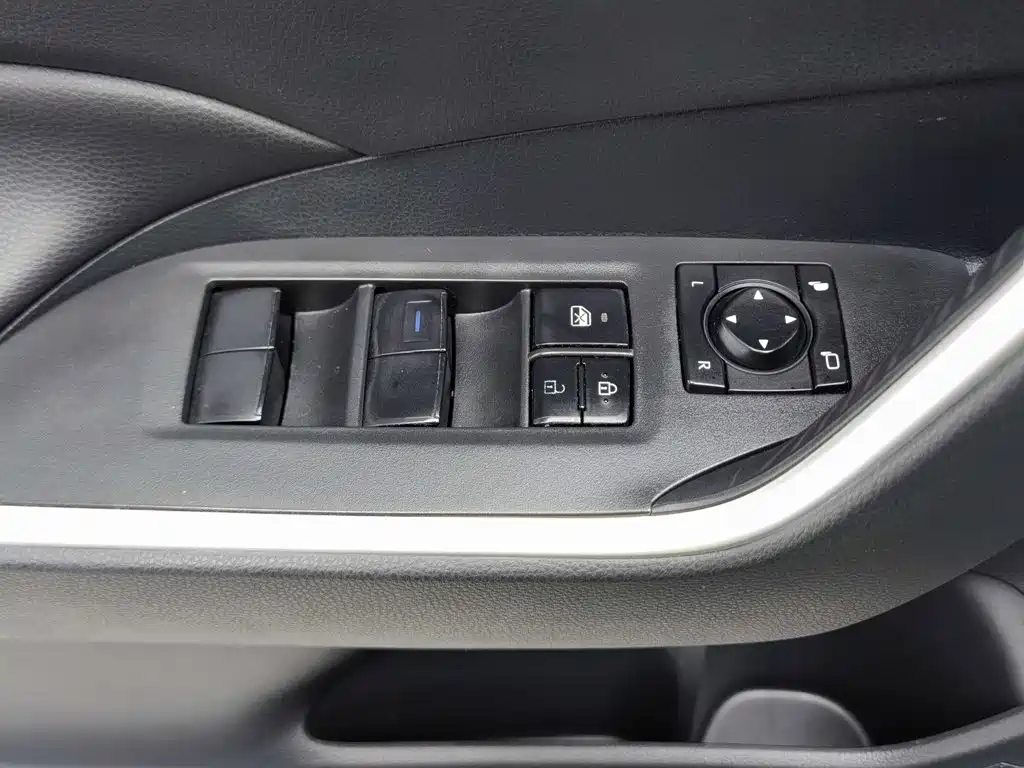 Toyota RAV4 — миниатюра 9