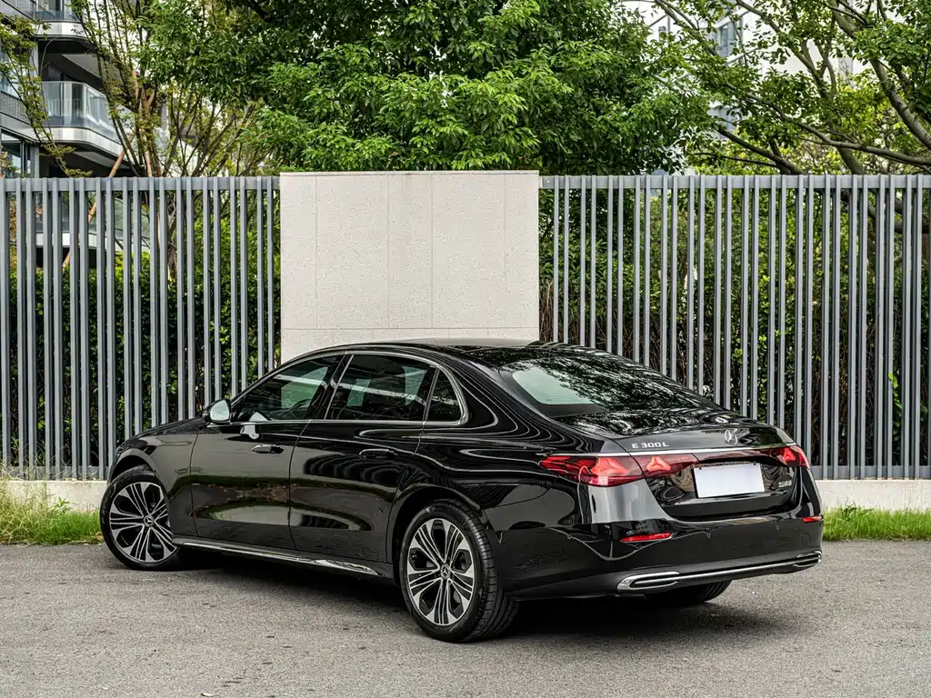 Mercedes-Benz E-Class — миниатюра 5