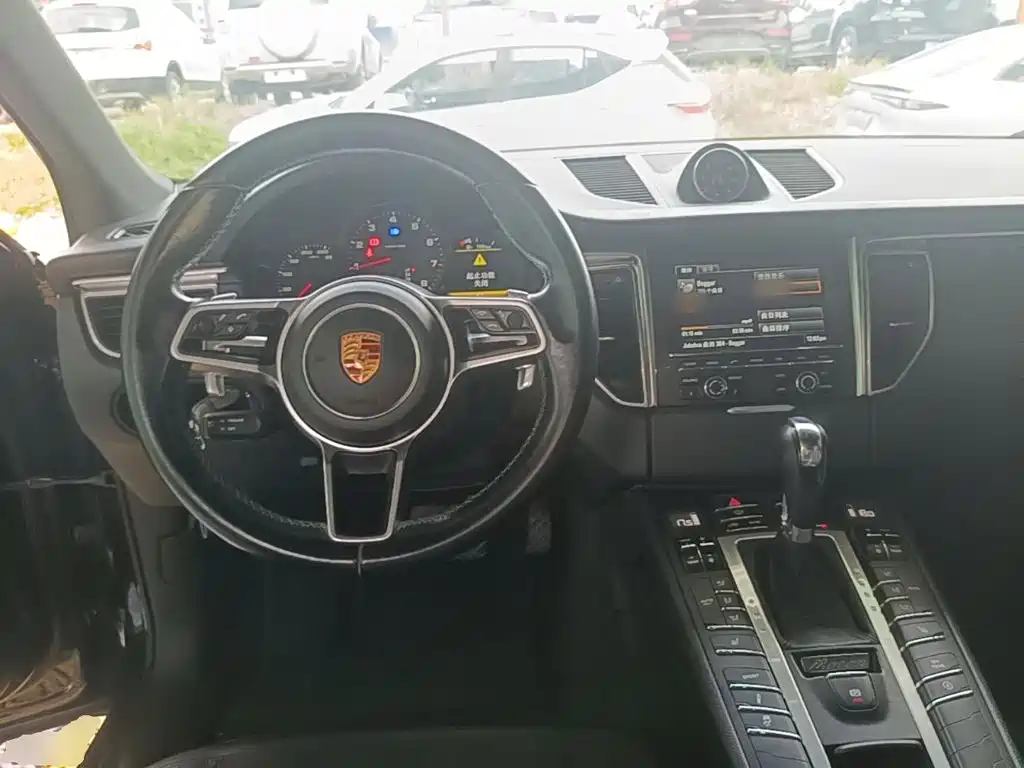 Porsche Macan — миниатюра 10