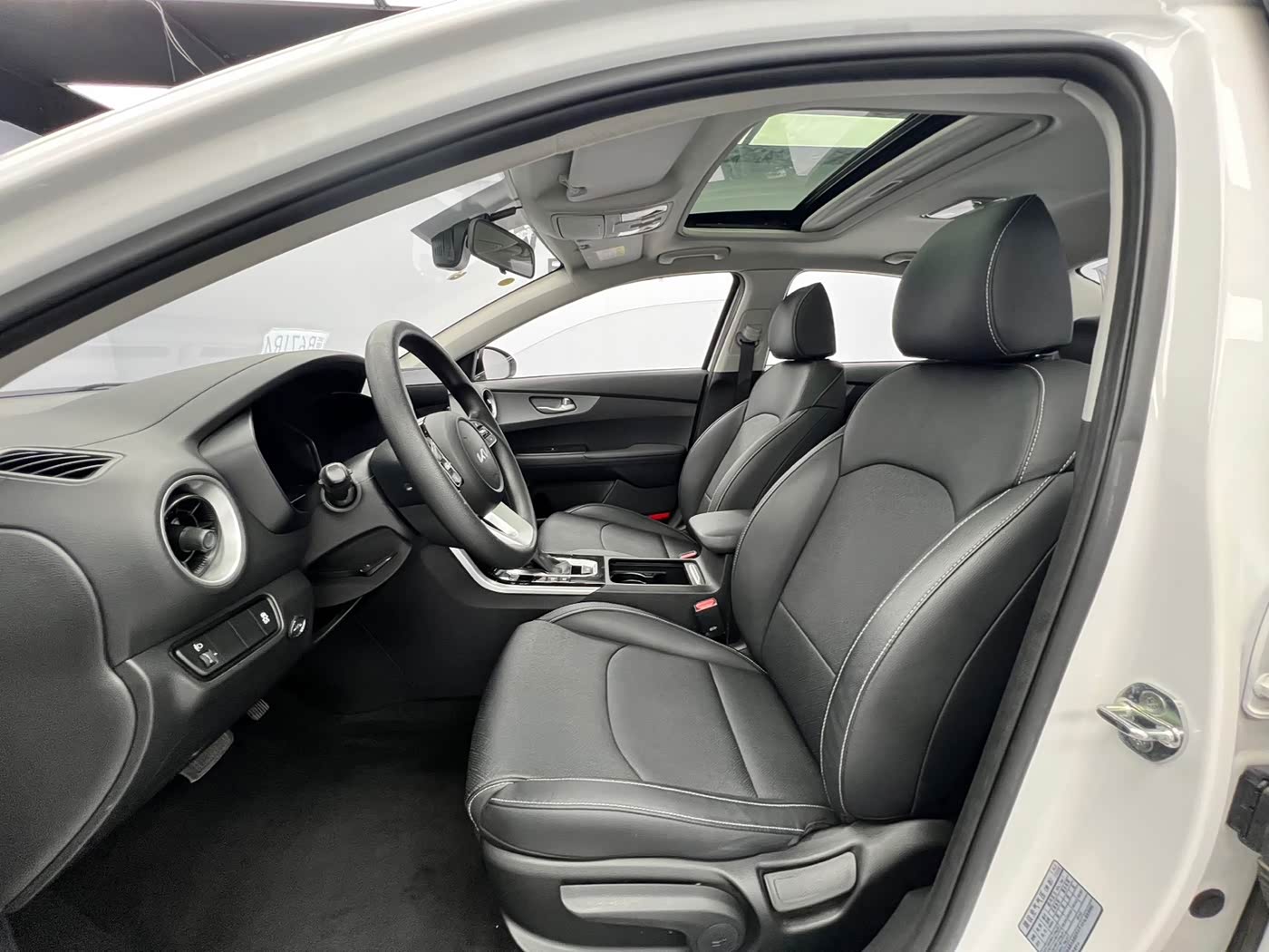 Kia K3 1.5 л 2022 г. Белый, пробег 21000 км