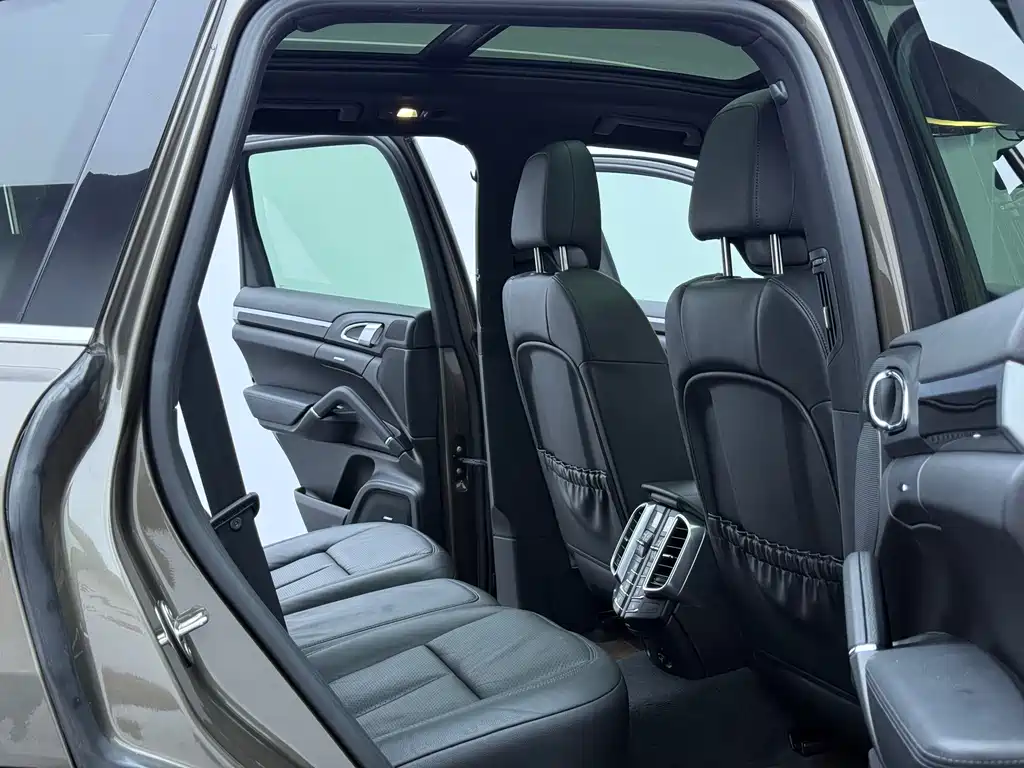 Porsche Cayenne — миниатюра 12