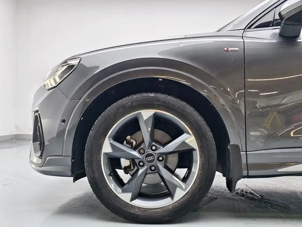 Audi Q3 2023 35 TFSI Fashion (1.4T)