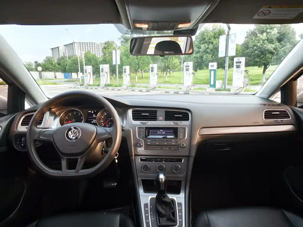 Volkswagen Golf 2014 1.6L AT Fashion