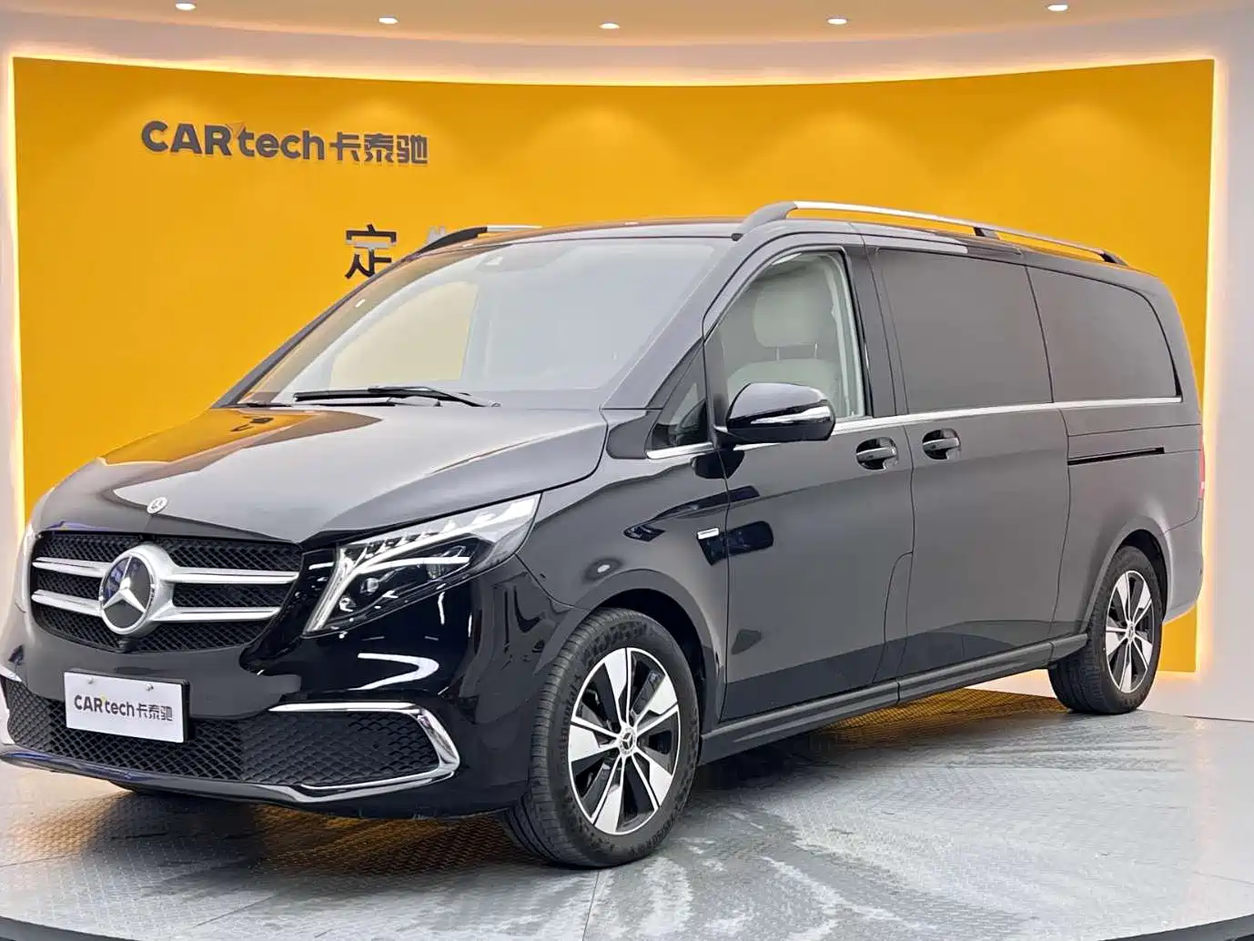 奔驰V级 2022款 V 260 L 长轴距尊贵版 2023