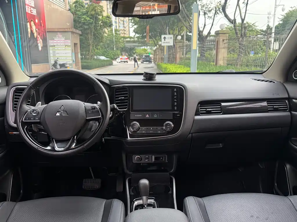 Mitsubishi Outlander — миниатюра 8