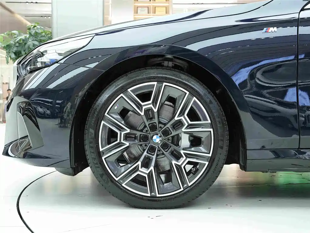 BMW 5 Series — миниатюра 19