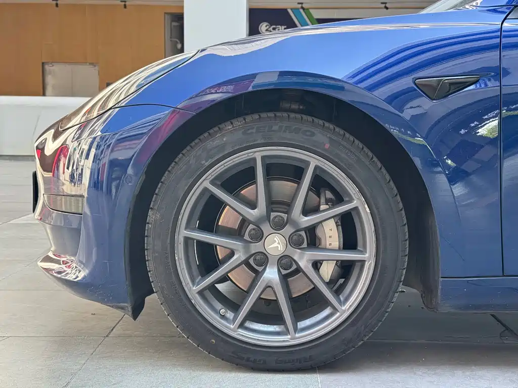 Tesla Model 3 — миниатюра 5