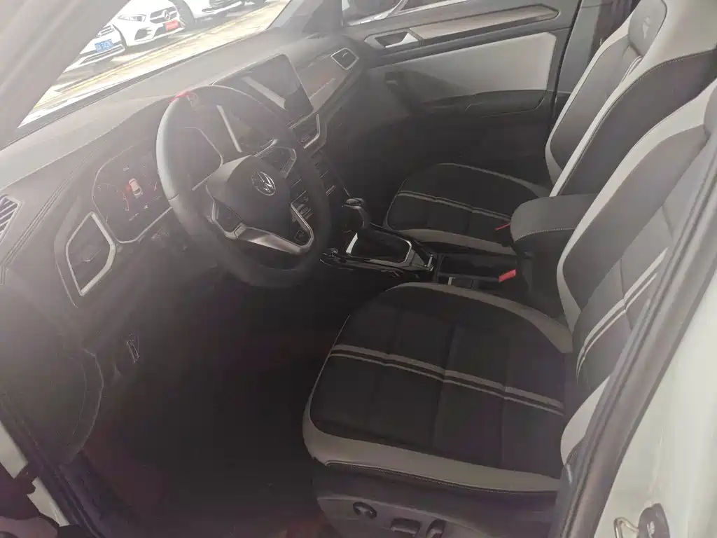 Volkswagen T-Roc — миниатюра 4