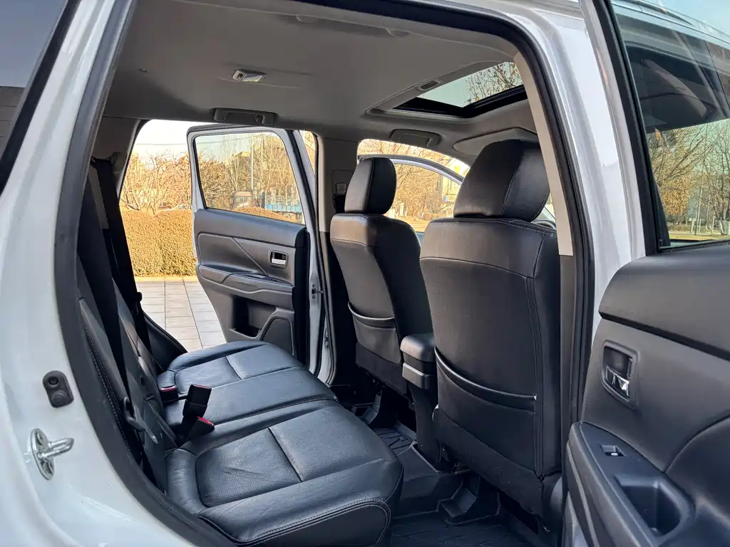 MITSUBISHI OUTLANDER