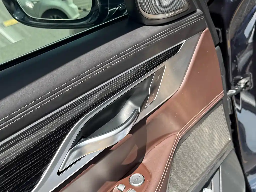 BMW 7 Series — миниатюра 8