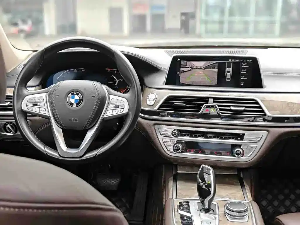 BMW 7 Series — миниатюра 3