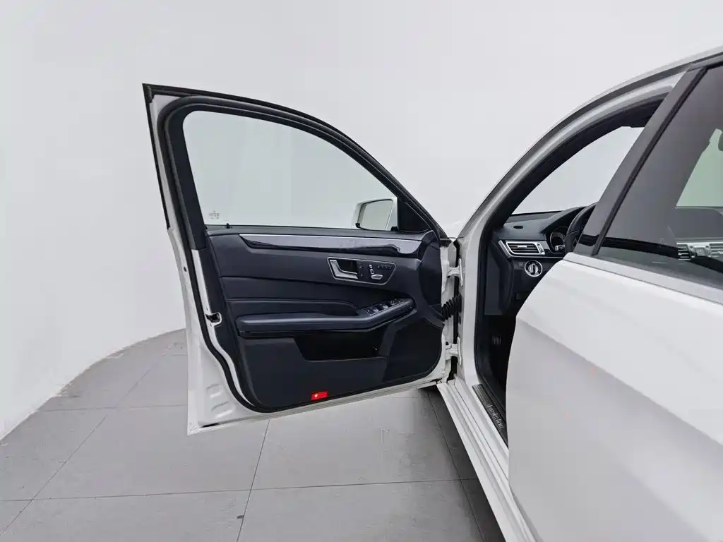 Mercedes-Benz E-Class — миниатюра 8