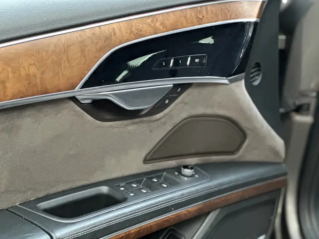 Audi A8 — миниатюра 4