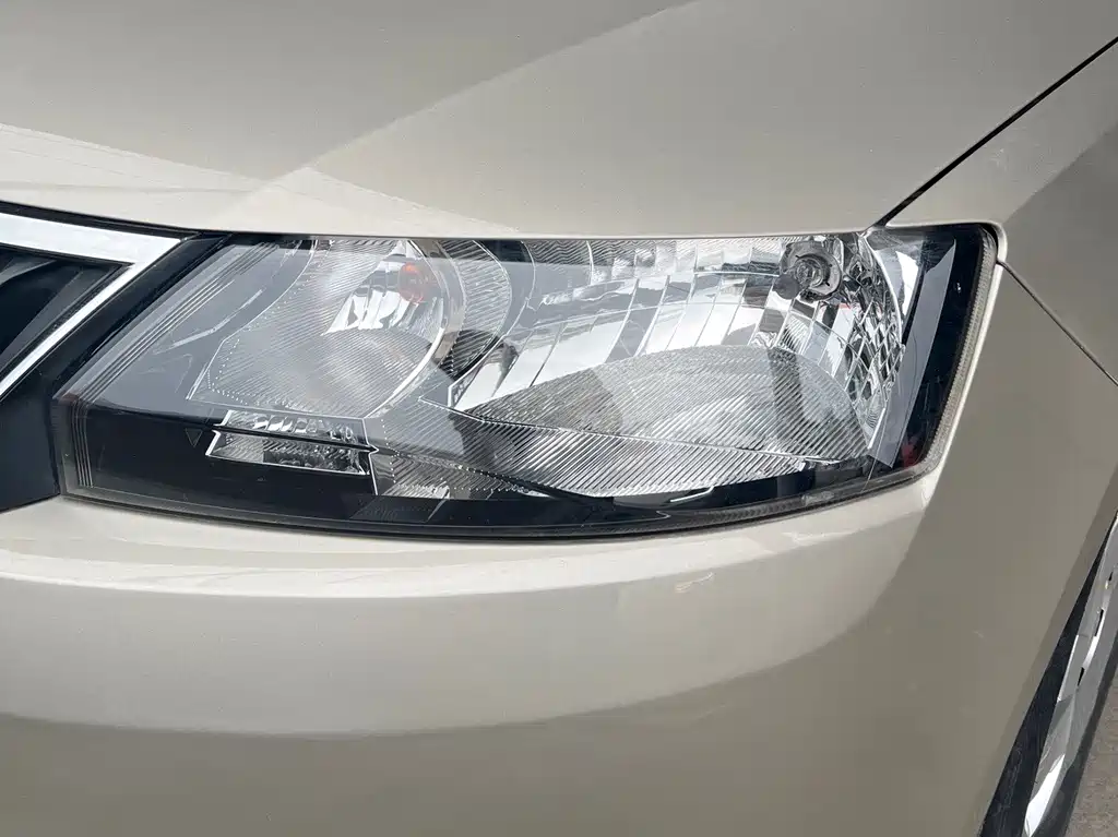 Skoda Rapid — миниатюра 5