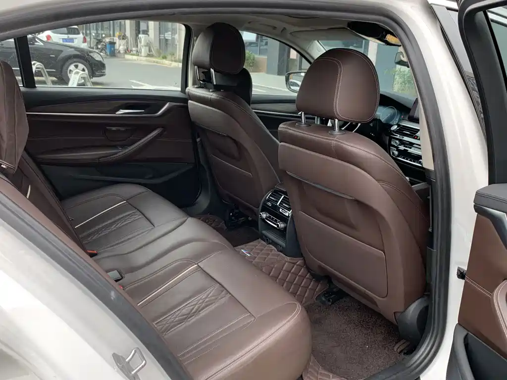 BMW 5 Series New Energy — миниатюра 10