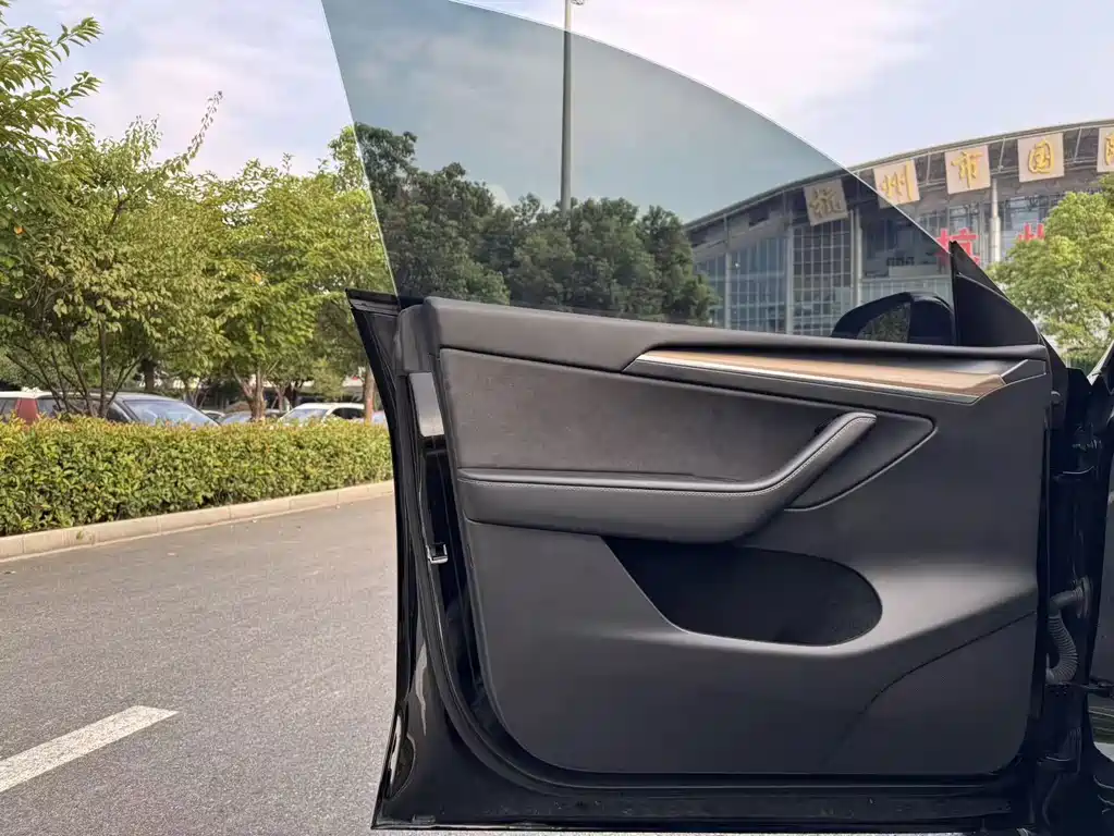 Tesla Model Y — миниатюра 18