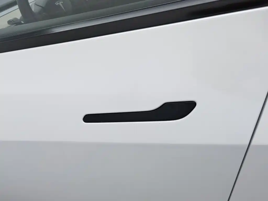 Tesla Model Y — миниатюра 18