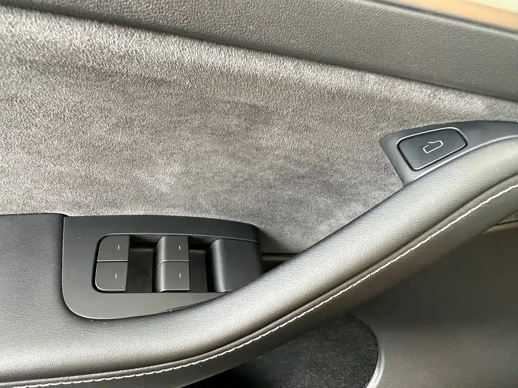 Tesla Model Y — миниатюра 19