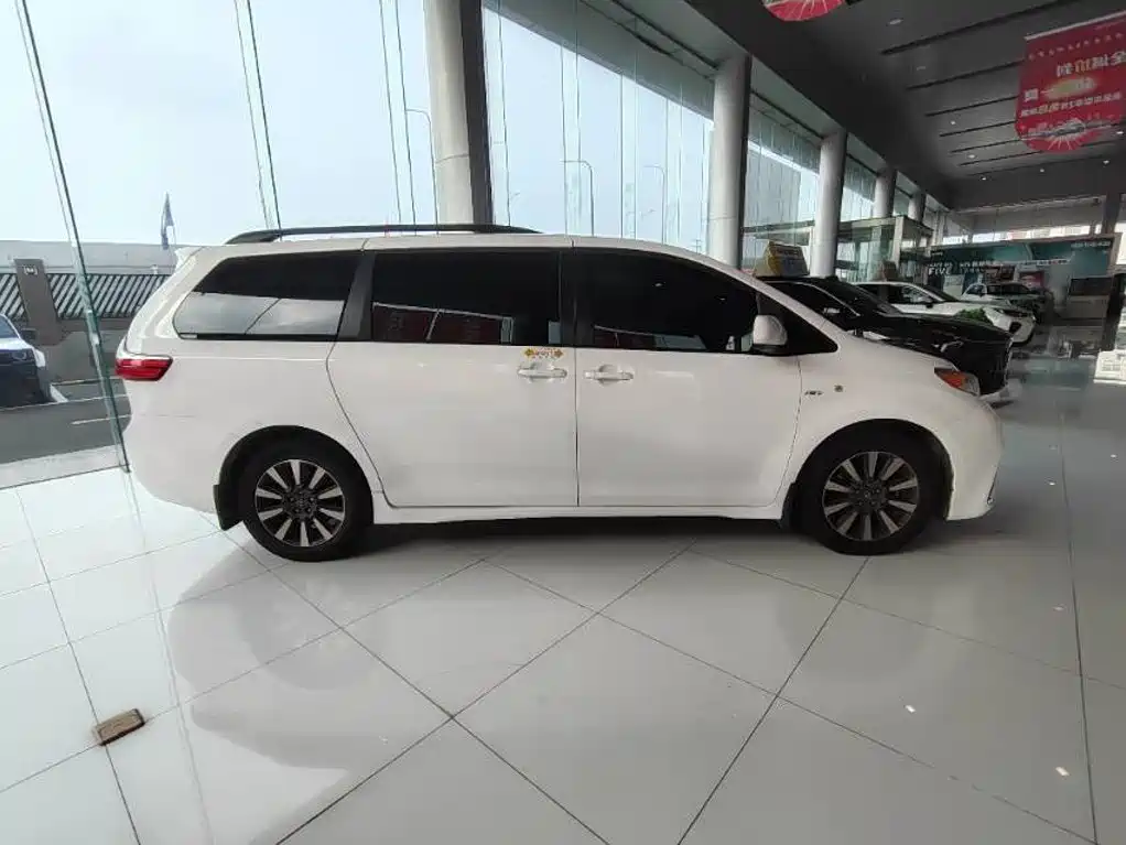 Toyota Sienna — миниатюра 3