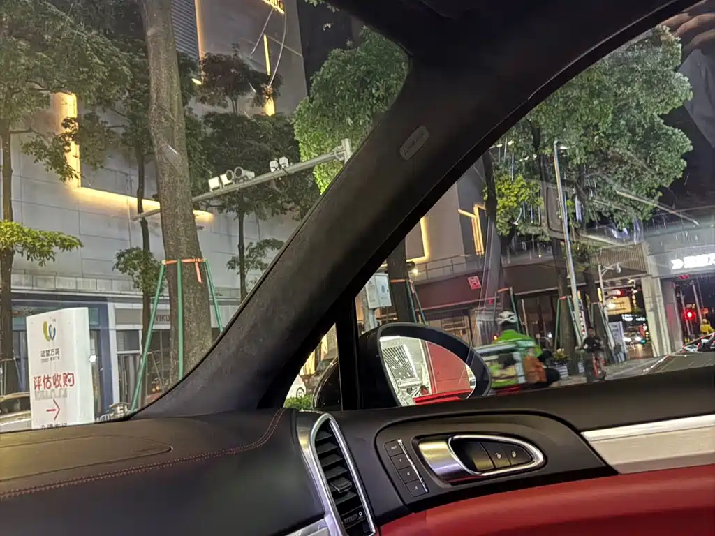 Porsche Cayenne — миниатюра 12
