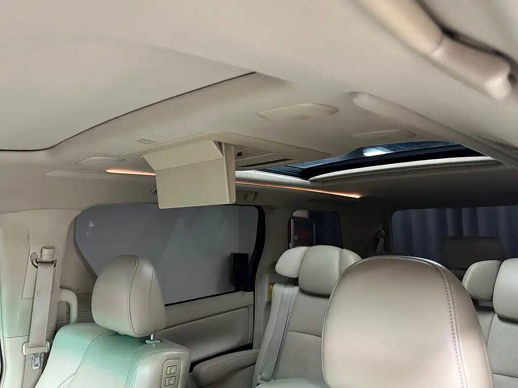 Toyota Alphard — миниатюра 21
