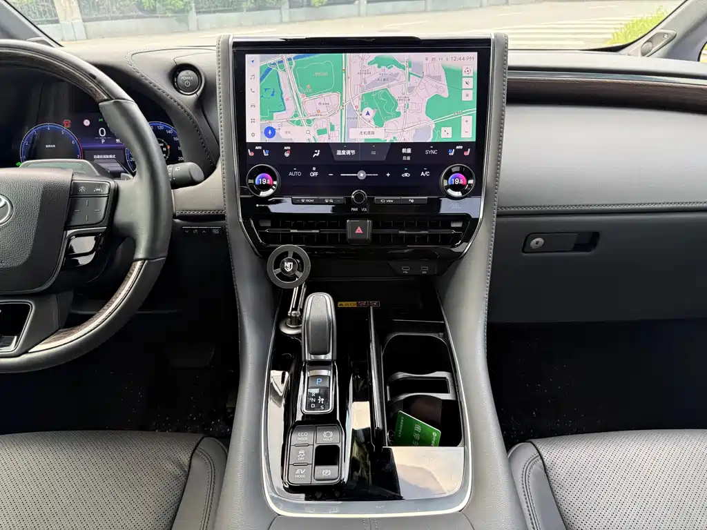 Toyota Alphard — миниатюра 12
