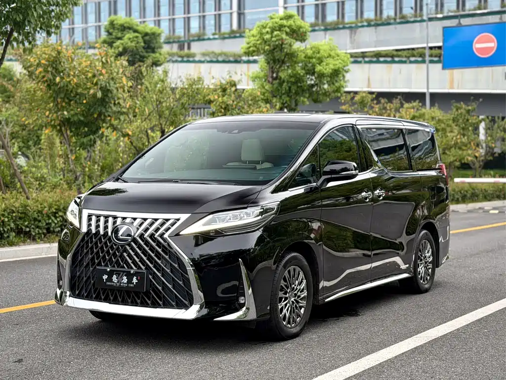 Lexus LM