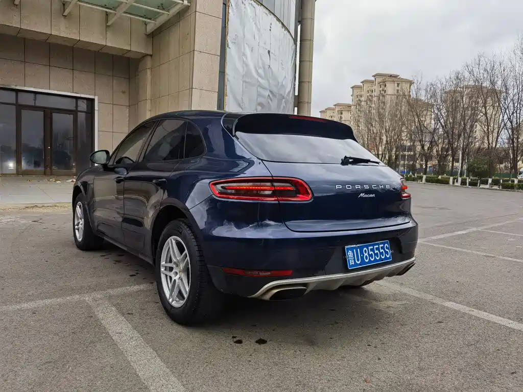 PORSCHE MACAN
