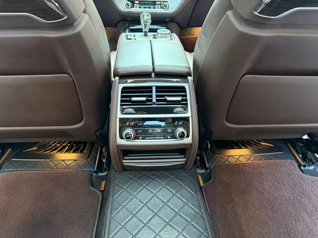 BMW 7 Series — миниатюра 20